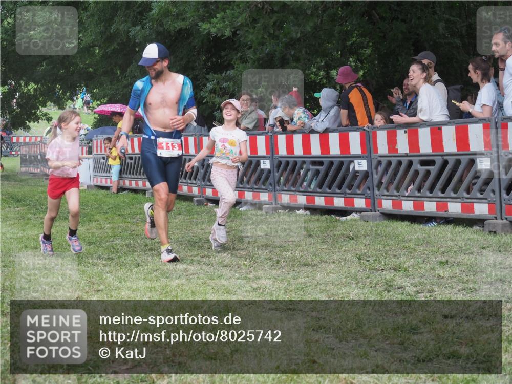 21.06.2025 - 27. Vierlanden-Triathlon KatJ http://msf.ph/oto/8025742 15.06.2025 13:28:23 Ziel 113, 670, 751 meine-sportfotos.de