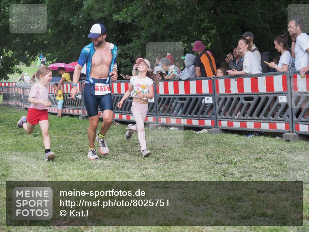 21.06.2025 - 27. Vierlanden-Triathlon KatJ http://msf.ph/oto/8025751 15.06.2025 13:28:23 Ziel 113, 670, 751 meine-sportfotos.de