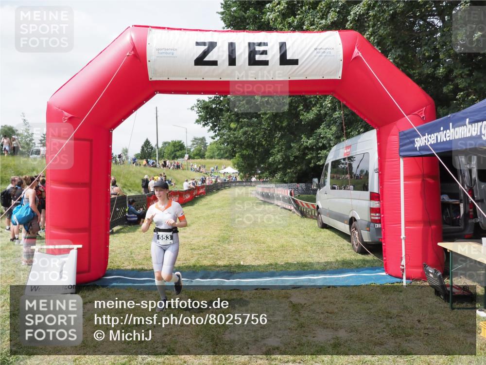 21.06.2025 - 27. Vierlanden-Triathlon MichiJ http://msf.ph/oto/8025756 15.06.2026 11:56:26 Ziel 553 meine-sportfotos.de
