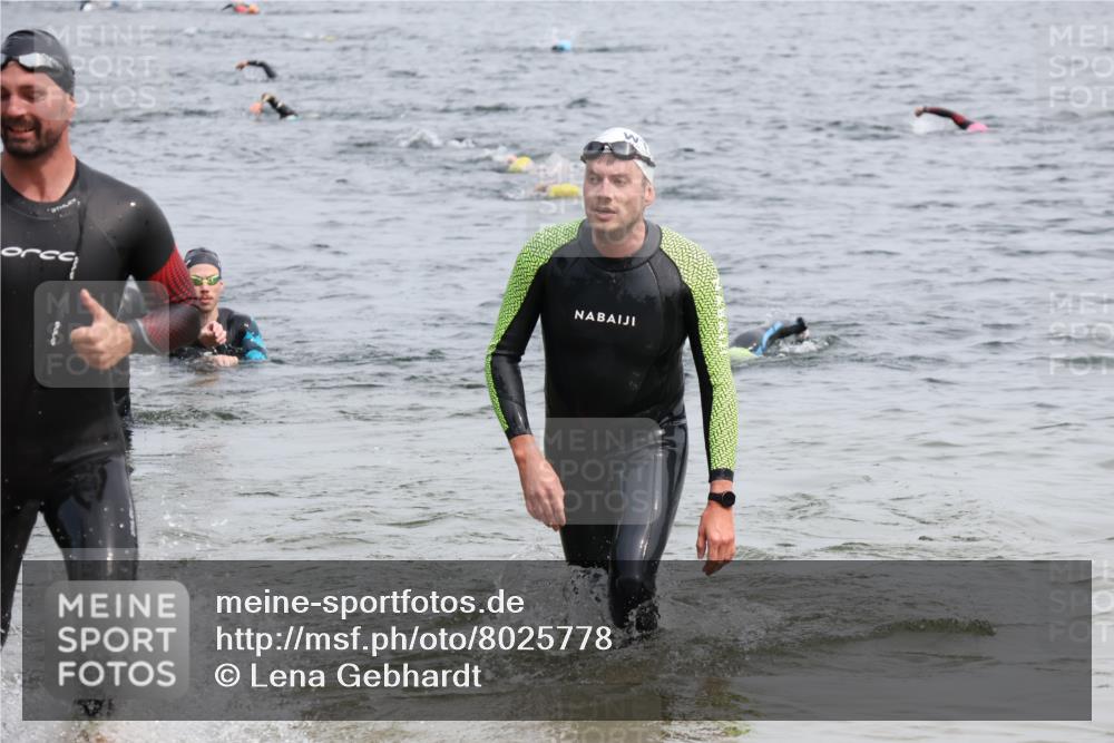 15.06.2025 - 27. Vierlanden-Triathlon Lena Gebhardt http://msf.ph/oto/8025778 15.06.2025 10:57:44 Schwimmen 686, 707, 738, 774 meine-sportfotos.de