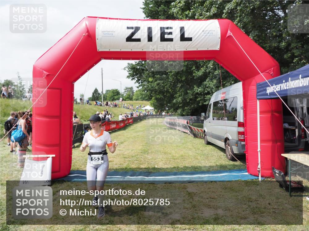 21.06.2025 - 27. Vierlanden-Triathlon MichiJ http://msf.ph/oto/8025785 15.06.2026 11:56:26 Ziel 553 meine-sportfotos.de
