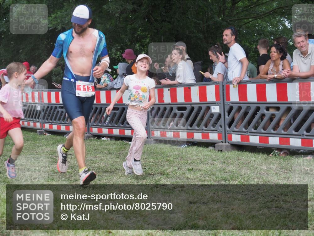 21.06.2025 - 27. Vierlanden-Triathlon KatJ http://msf.ph/oto/8025790 15.06.2025 13:28:23 Ziel 113, 670, 751 meine-sportfotos.de