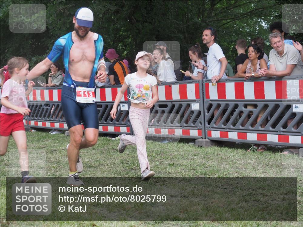 21.06.2025 - 27. Vierlanden-Triathlon KatJ http://msf.ph/oto/8025799 15.06.2025 13:28:23 Ziel 113, 670, 751 meine-sportfotos.de