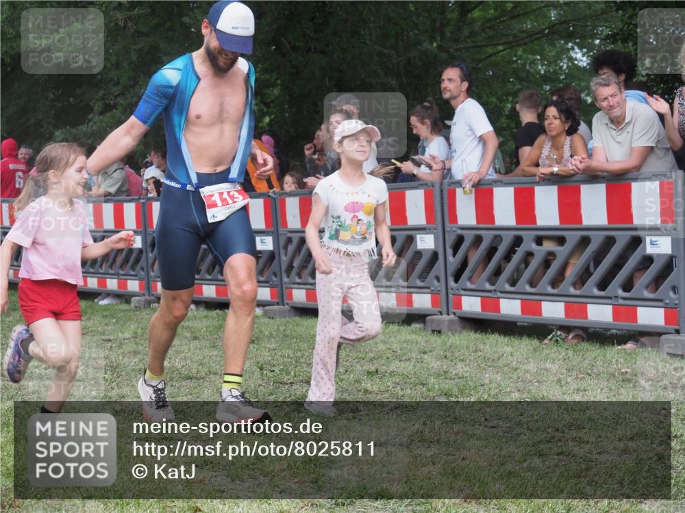 21.06.2025 - 27. Vierlanden-Triathlon KatJ http://msf.ph/oto/8025811 15.06.2025 13:28:23 Ziel 113, 670, 751 meine-sportfotos.de
