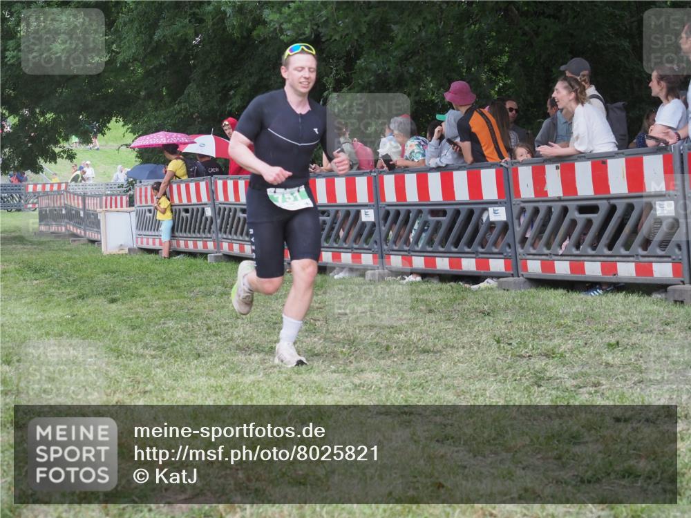 21.06.2025 - 27. Vierlanden-Triathlon KatJ http://msf.ph/oto/8025821 15.06.2025 13:28:26 Ziel 670, 751 meine-sportfotos.de
