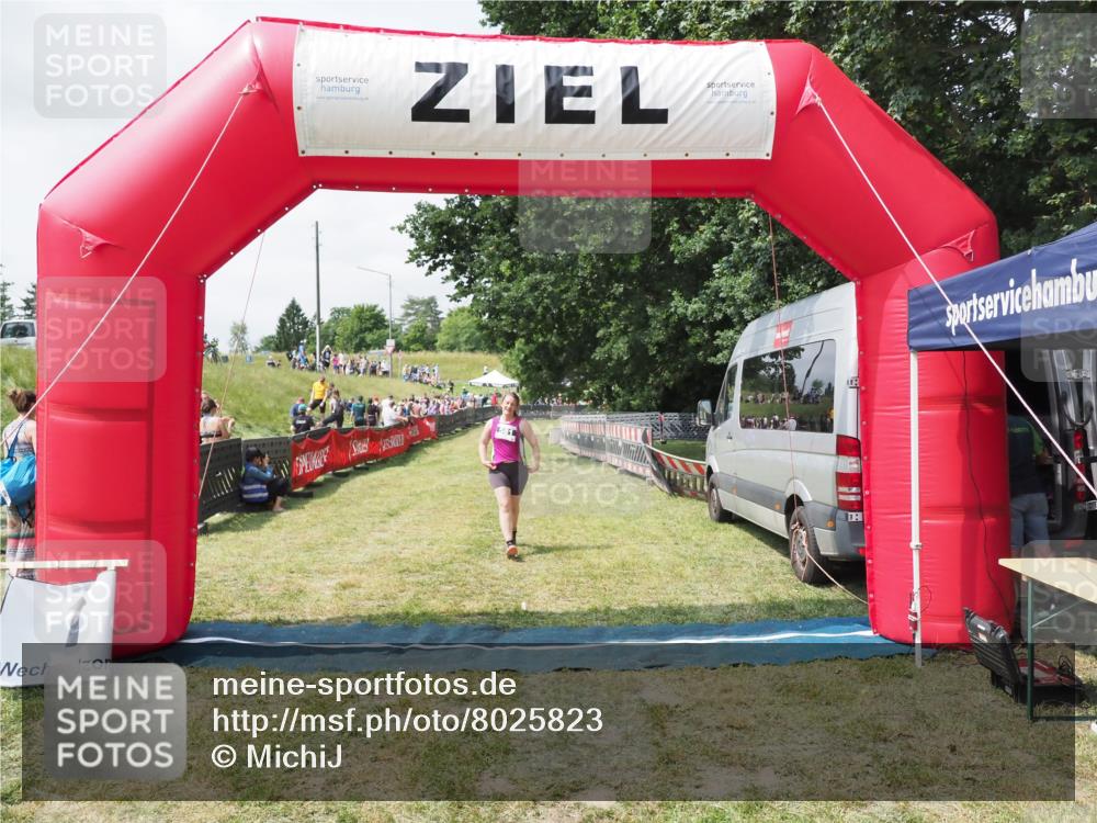 21.06.2025 - 27. Vierlanden-Triathlon MichiJ http://msf.ph/oto/8025823 15.06.2026 11:57:03 Ziel 581 meine-sportfotos.de
