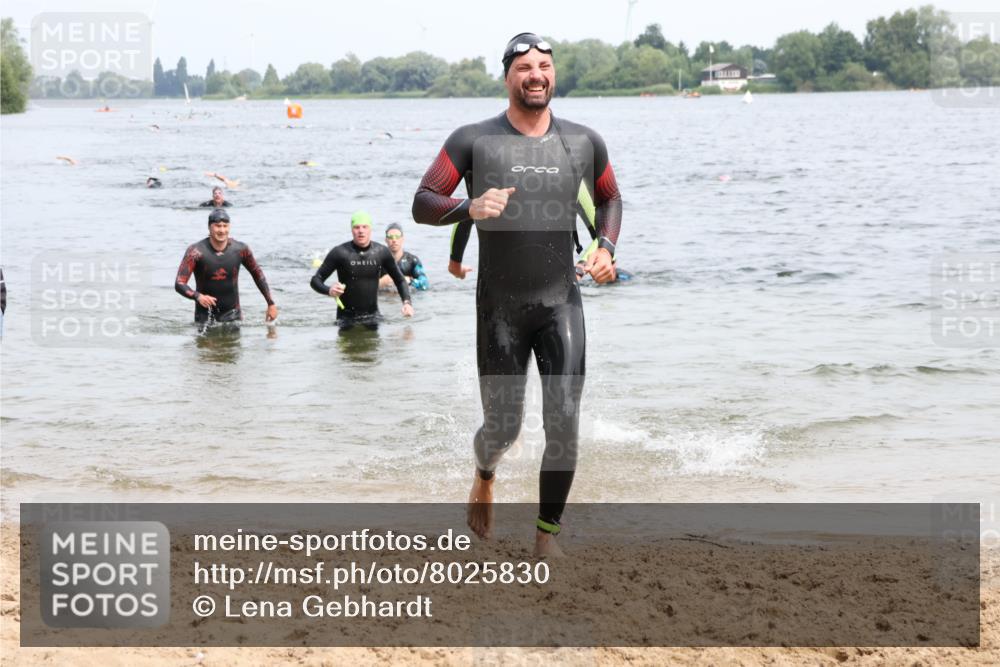 15.06.2025 - 27. Vierlanden-Triathlon Lena Gebhardt http://msf.ph/oto/8025830 15.06.2025 10:57:46 Schwimmen 686, 705, 707, 738, 774 meine-sportfotos.de