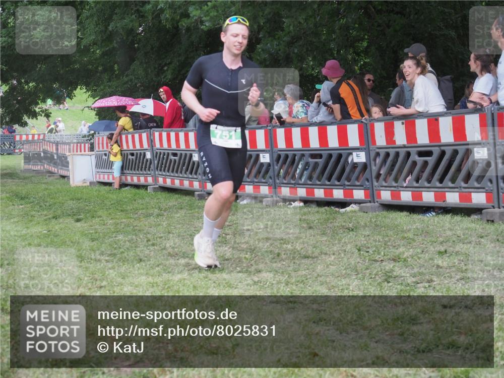 21.06.2025 - 27. Vierlanden-Triathlon KatJ http://msf.ph/oto/8025831 15.06.2025 13:28:26 Ziel 670, 751 meine-sportfotos.de