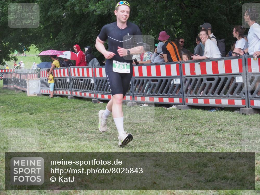 21.06.2025 - 27. Vierlanden-Triathlon KatJ http://msf.ph/oto/8025843 15.06.2025 13:28:26 Ziel 670, 751 meine-sportfotos.de
