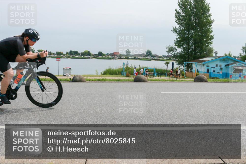 15.06.2025 - 27. Vierlanden-Triathlon H.Heesch http://msf.ph/oto/8025845 15.06.2025 11:17:57 Radfahren 154, 199, 830 meine-sportfotos.de