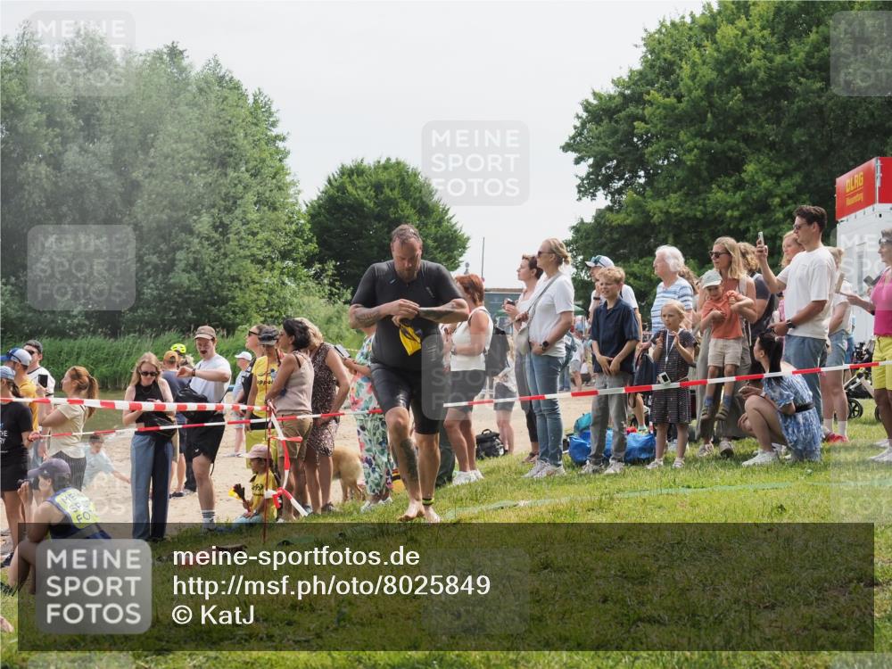 15.06.2025 - 27. Vierlanden-Triathlon KatJ http://msf.ph/oto/8025849 15.06.2025 10:58:57 Schwimmen 743, 760 meine-sportfotos.de