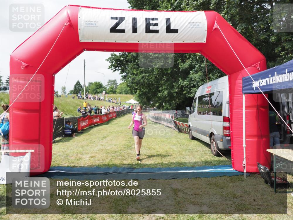 21.06.2025 - 27. Vierlanden-Triathlon MichiJ http://msf.ph/oto/8025855 15.06.2026 11:57:04 Ziel 581 meine-sportfotos.de