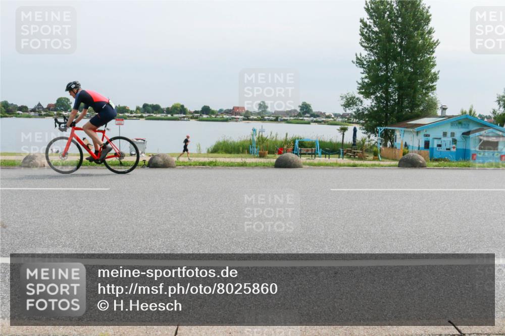 15.06.2025 - 27. Vierlanden-Triathlon H.Heesch http://msf.ph/oto/8025860 15.06.2025 11:18:08 Radfahren 799, 845 meine-sportfotos.de