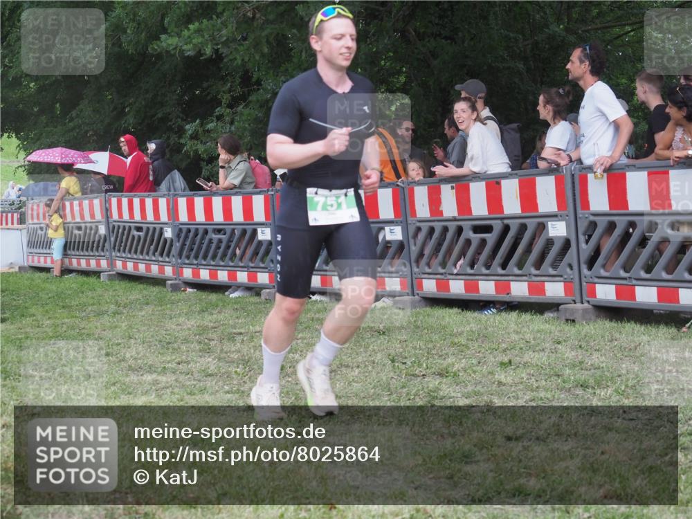 21.06.2025 - 27. Vierlanden-Triathlon KatJ http://msf.ph/oto/8025864 15.06.2025 13:28:26 Ziel 670, 751 meine-sportfotos.de