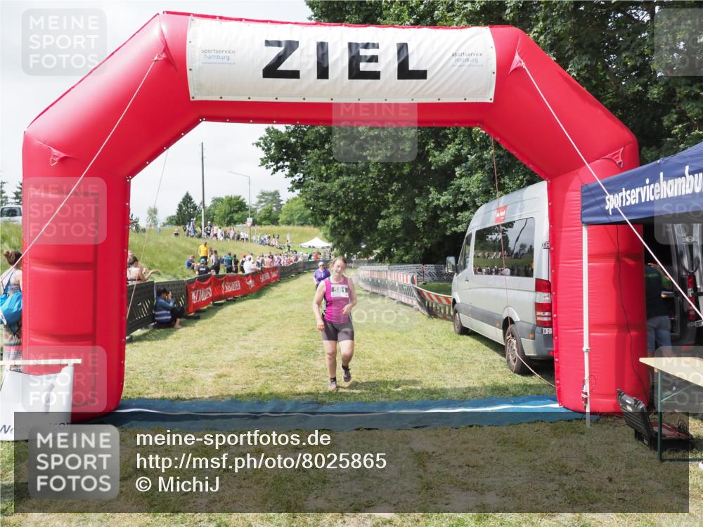 21.06.2025 - 27. Vierlanden-Triathlon MichiJ http://msf.ph/oto/8025865 15.06.2026 11:57:04 Ziel 581 meine-sportfotos.de