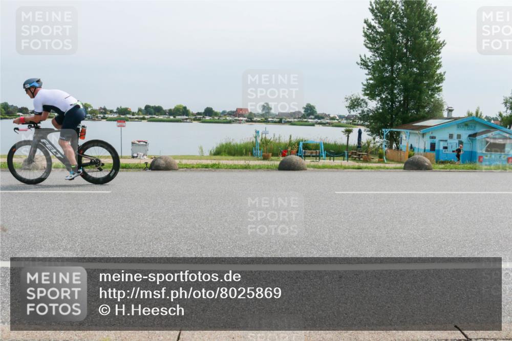 15.06.2025 - 27. Vierlanden-Triathlon H.Heesch http://msf.ph/oto/8025869 15.06.2025 11:18:14 Radfahren 829, 845 meine-sportfotos.de