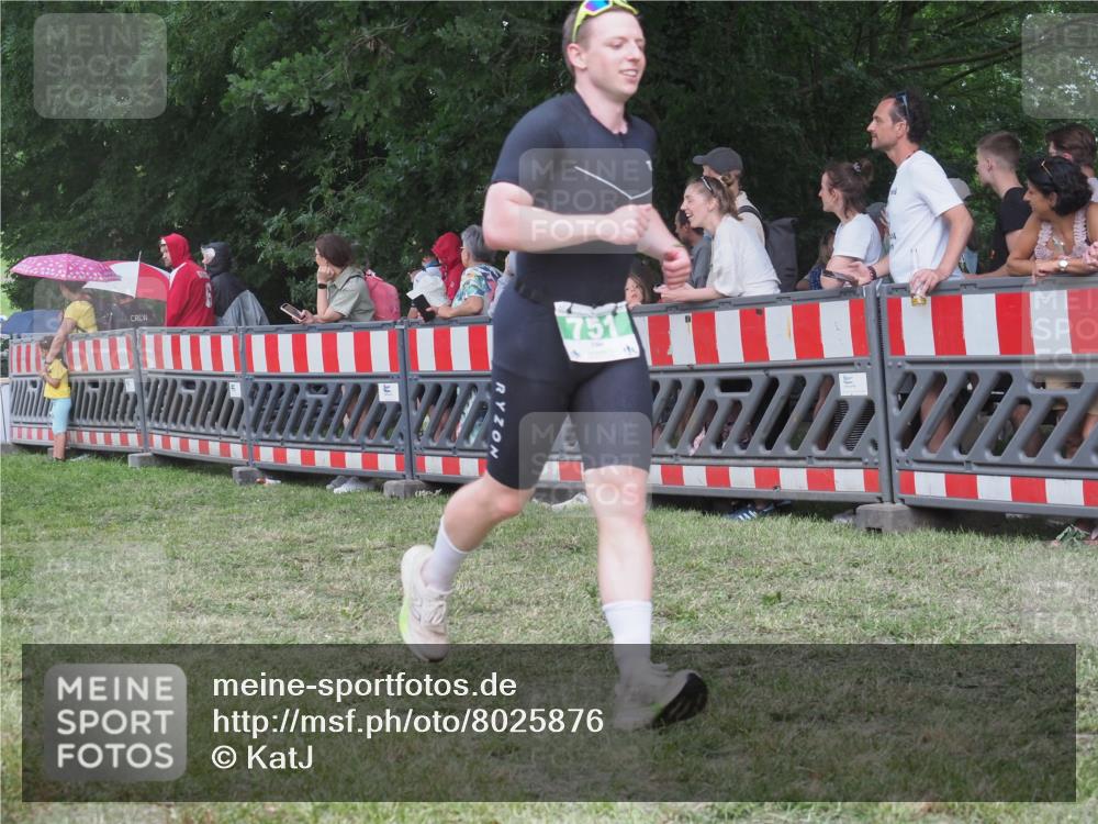 21.06.2025 - 27. Vierlanden-Triathlon KatJ http://msf.ph/oto/8025876 15.06.2025 13:28:27 Ziel 670, 751 meine-sportfotos.de