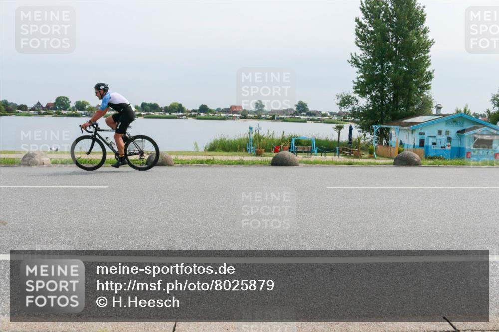 15.06.2025 - 27. Vierlanden-Triathlon H.Heesch http://msf.ph/oto/8025879 15.06.2025 11:18:18 Radfahren 816, 829 meine-sportfotos.de