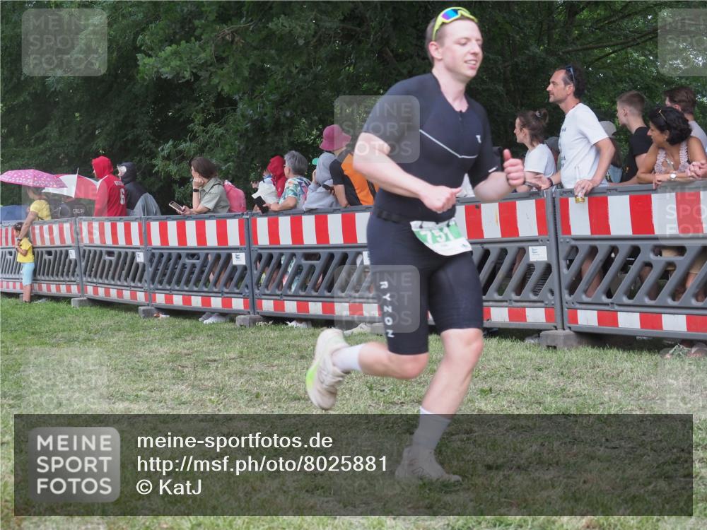 21.06.2025 - 27. Vierlanden-Triathlon KatJ http://msf.ph/oto/8025881 15.06.2025 13:28:27 Ziel 670, 751 meine-sportfotos.de