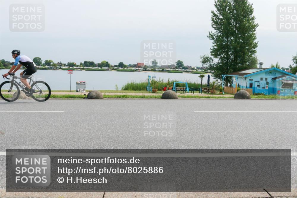15.06.2025 - 27. Vierlanden-Triathlon H.Heesch http://msf.ph/oto/8025886 15.06.2025 11:18:18 Radfahren 816, 829 meine-sportfotos.de