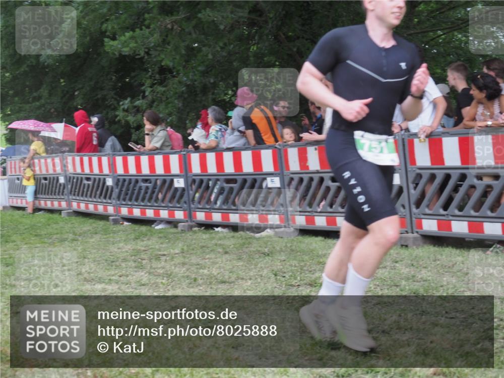 21.06.2025 - 27. Vierlanden-Triathlon KatJ http://msf.ph/oto/8025888 15.06.2025 13:28:27 Ziel 670, 751 meine-sportfotos.de