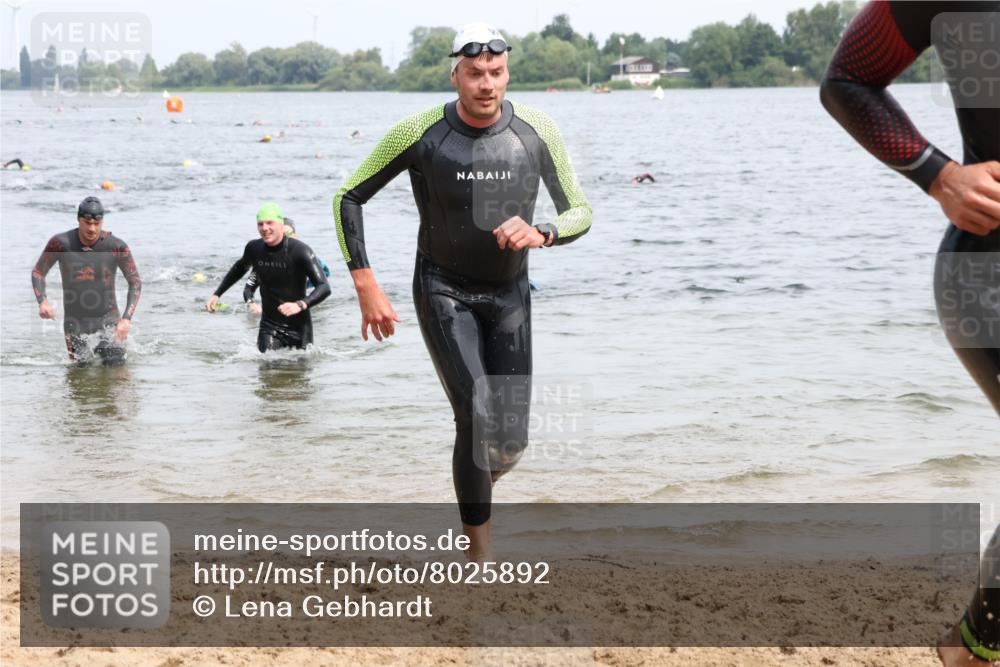 15.06.2025 - 27. Vierlanden-Triathlon Lena Gebhardt http://msf.ph/oto/8025892 15.06.2025 10:57:48 Schwimmen 686, 705, 738, 774 meine-sportfotos.de