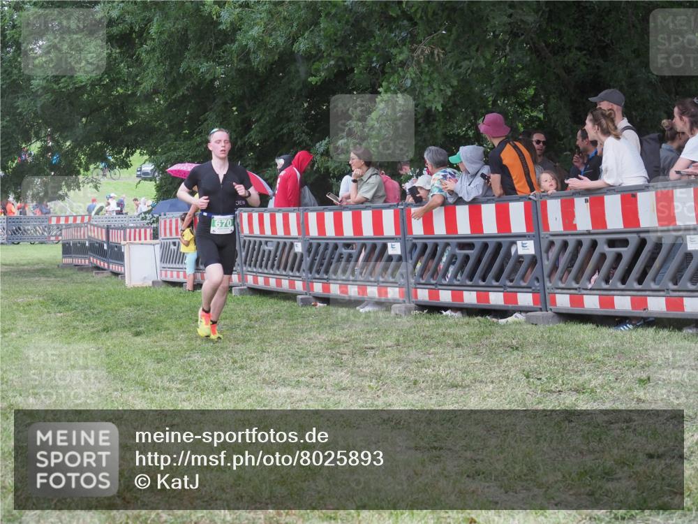 21.06.2025 - 27. Vierlanden-Triathlon KatJ http://msf.ph/oto/8025893 15.06.2025 13:28:29 Ziel 670 meine-sportfotos.de