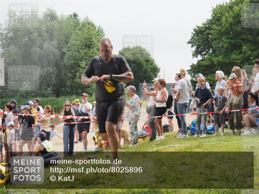15.06.2025 - 27. Vierlanden-Triathlon KatJ http://msf.ph/oto/8025896 15.06.2025 10:58:58 Schwimmen 709, 743, 760 meine-sportfotos.de