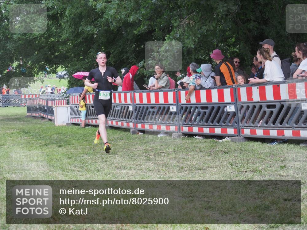 21.06.2025 - 27. Vierlanden-Triathlon KatJ http://msf.ph/oto/8025900 15.06.2025 13:28:29 Ziel 670 meine-sportfotos.de