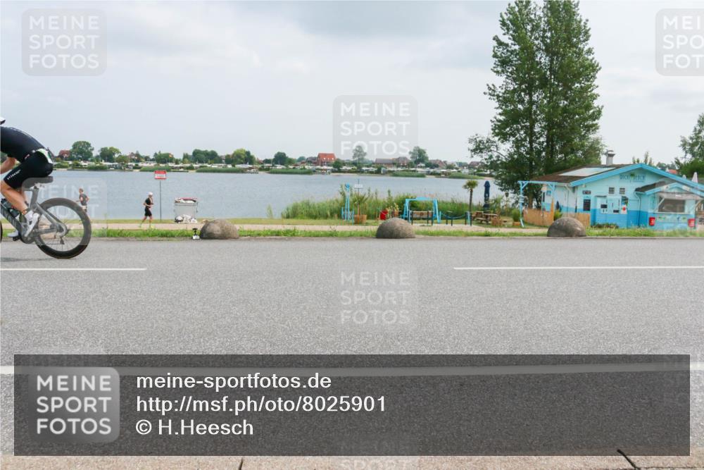 21.06.2025 - 27. Vierlanden-Triathlon H.Heesch http://msf.ph/oto/8025901 15.06.2025 12:09:07 Radfahren 815, 876, 889 meine-sportfotos.de