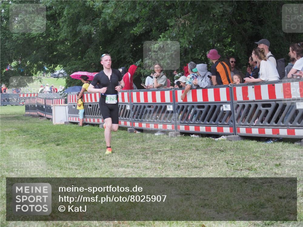 21.06.2025 - 27. Vierlanden-Triathlon KatJ http://msf.ph/oto/8025907 15.06.2025 13:28:29 Ziel 670 meine-sportfotos.de