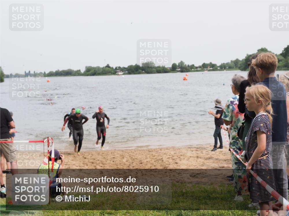 21.06.2025 - 27. Vierlanden-Triathlon MichiJ http://msf.ph/oto/8025910 15.06.2026 10:56:57 Schwimmen 642, 651, 654, 688, 711, 718, 755 meine-sportfotos.de
