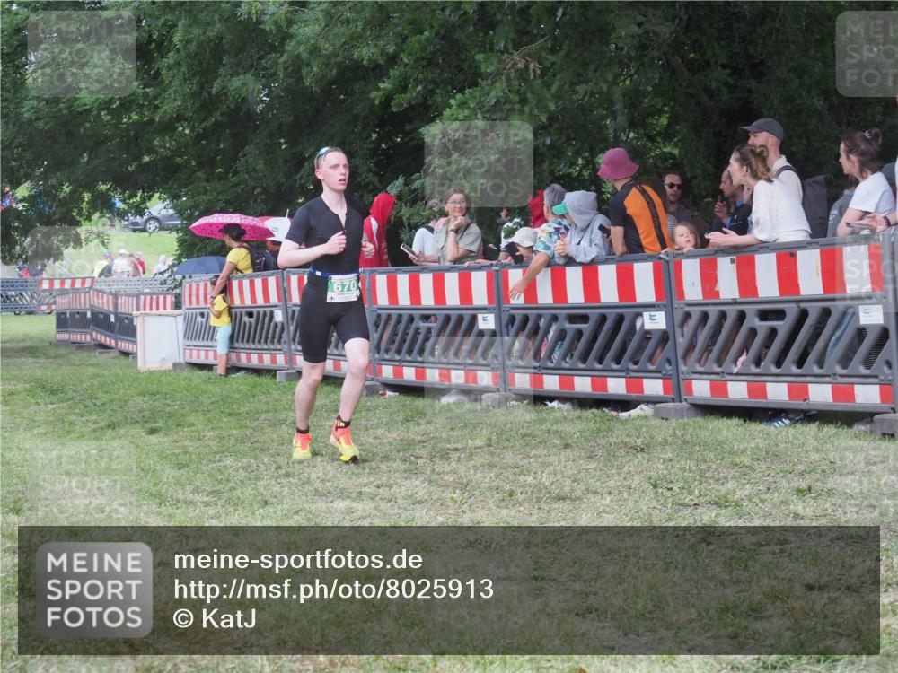 21.06.2025 - 27. Vierlanden-Triathlon KatJ http://msf.ph/oto/8025913 15.06.2025 13:28:29 Ziel 670 meine-sportfotos.de