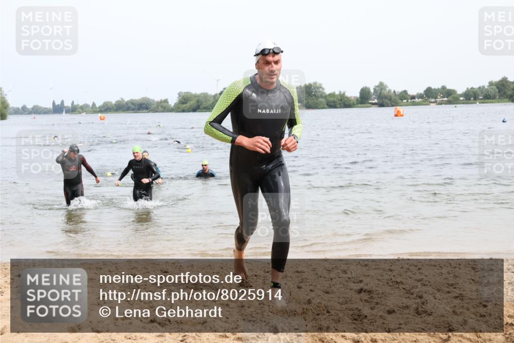 15.06.2025 - 27. Vierlanden-Triathlon Lena Gebhardt http://msf.ph/oto/8025914 15.06.2025 10:57:48 Schwimmen 686, 705, 738, 774 meine-sportfotos.de
