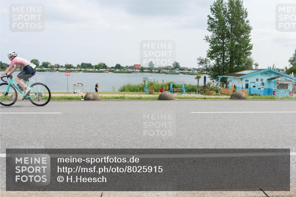 21.06.2025 - 27. Vierlanden-Triathlon H.Heesch http://msf.ph/oto/8025915 15.06.2025 12:09:09 Radfahren 815, 876, 889 meine-sportfotos.de