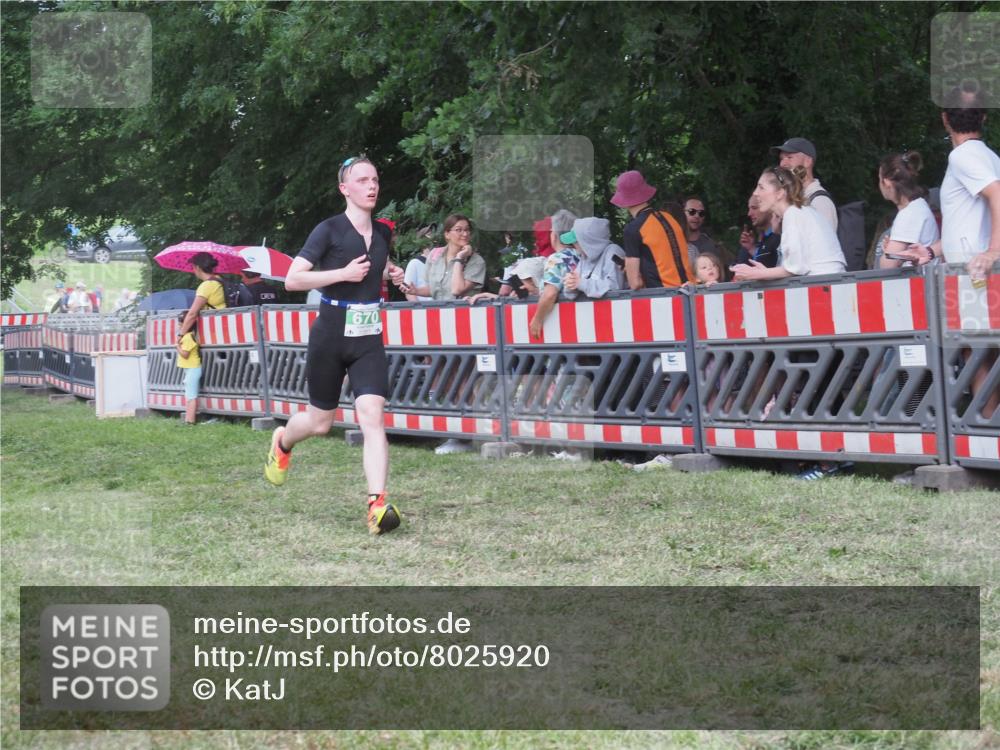 21.06.2025 - 27. Vierlanden-Triathlon KatJ http://msf.ph/oto/8025920 15.06.2025 13:28:30 Ziel 670 meine-sportfotos.de
