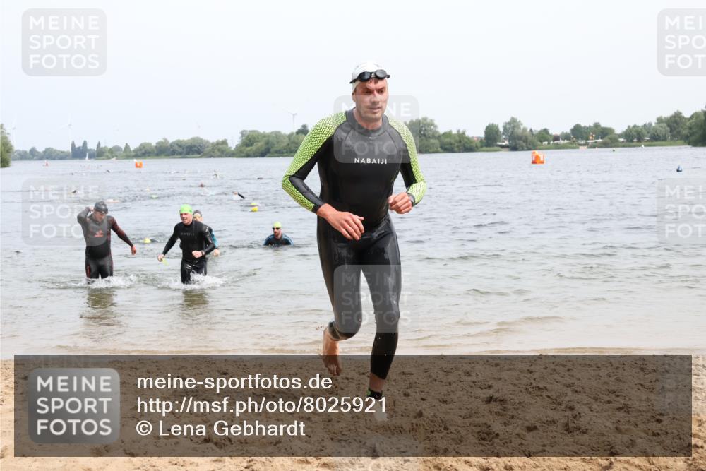 15.06.2025 - 27. Vierlanden-Triathlon Lena Gebhardt http://msf.ph/oto/8025921 15.06.2025 10:57:49 Schwimmen 647, 686, 705, 738, 774 meine-sportfotos.de