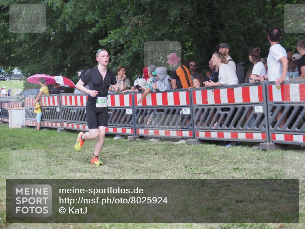 21.06.2025 - 27. Vierlanden-Triathlon KatJ http://msf.ph/oto/8025924 15.06.2025 13:28:30 Ziel 670 meine-sportfotos.de