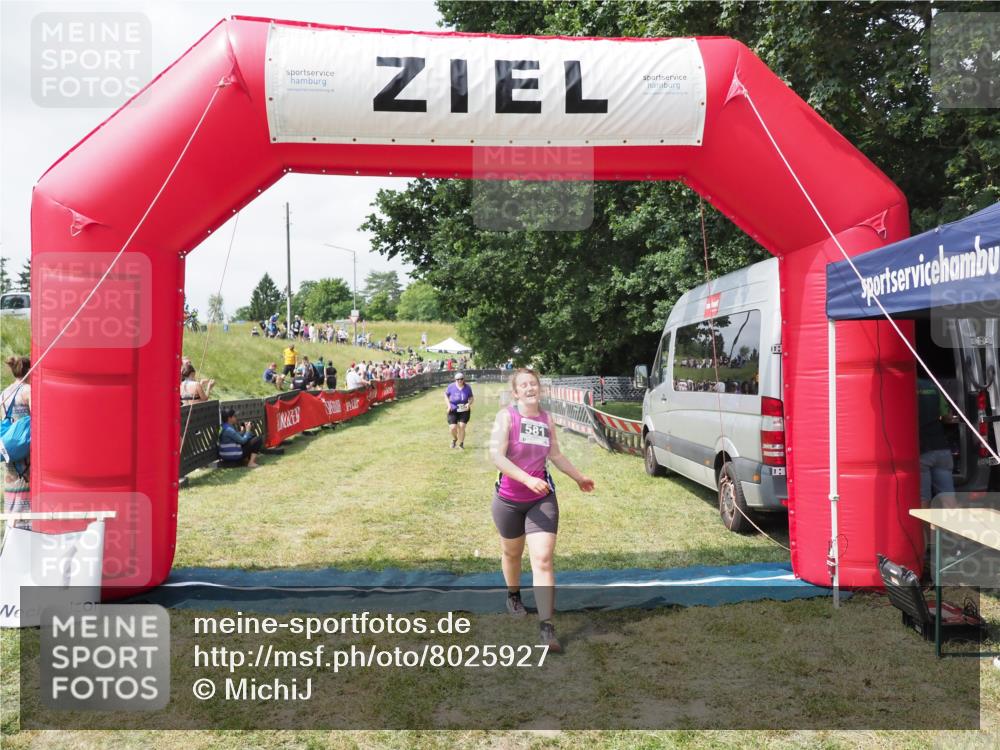 21.06.2025 - 27. Vierlanden-Triathlon MichiJ http://msf.ph/oto/8025927 15.06.2026 11:57:05 Ziel 549, 581 meine-sportfotos.de