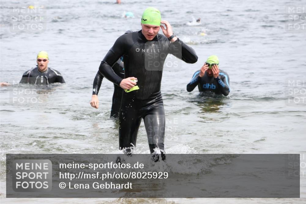15.06.2025 - 27. Vierlanden-Triathlon Lena Gebhardt http://msf.ph/oto/8025929 15.06.2025 10:57:50 Schwimmen 647, 686, 705, 738, 774 meine-sportfotos.de