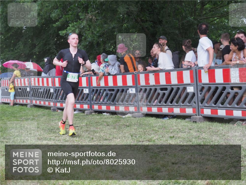 21.06.2025 - 27. Vierlanden-Triathlon KatJ http://msf.ph/oto/8025930 15.06.2025 13:28:30 Ziel 670 meine-sportfotos.de