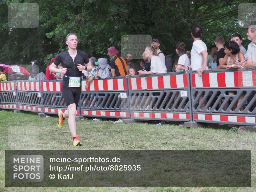 21.06.2025 - 27. Vierlanden-Triathlon KatJ http://msf.ph/oto/8025935 15.06.2025 13:28:30 Ziel 670 meine-sportfotos.de