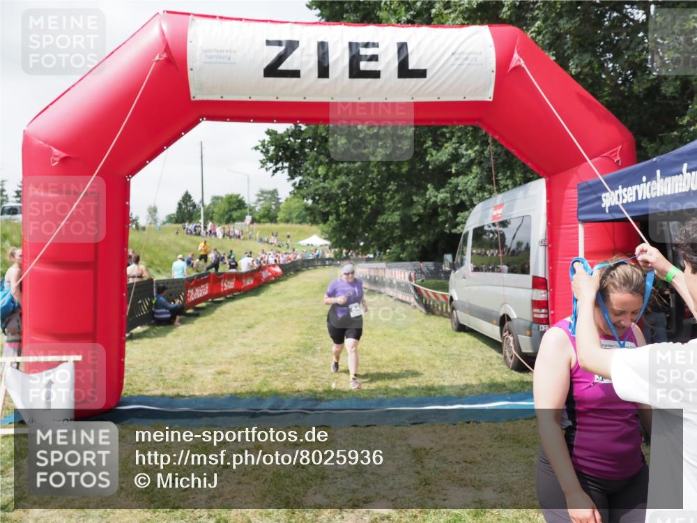 21.06.2025 - 27. Vierlanden-Triathlon MichiJ http://msf.ph/oto/8025936 15.06.2026 11:57:09 Ziel 549, 581 meine-sportfotos.de
