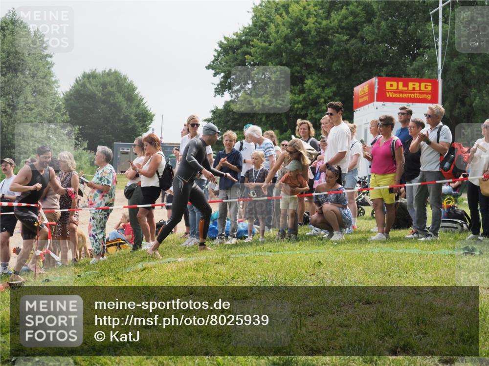 15.06.2025 - 27. Vierlanden-Triathlon KatJ http://msf.ph/oto/8025939 15.06.2025 10:59:05 Schwimmen 706, 709, 760 meine-sportfotos.de