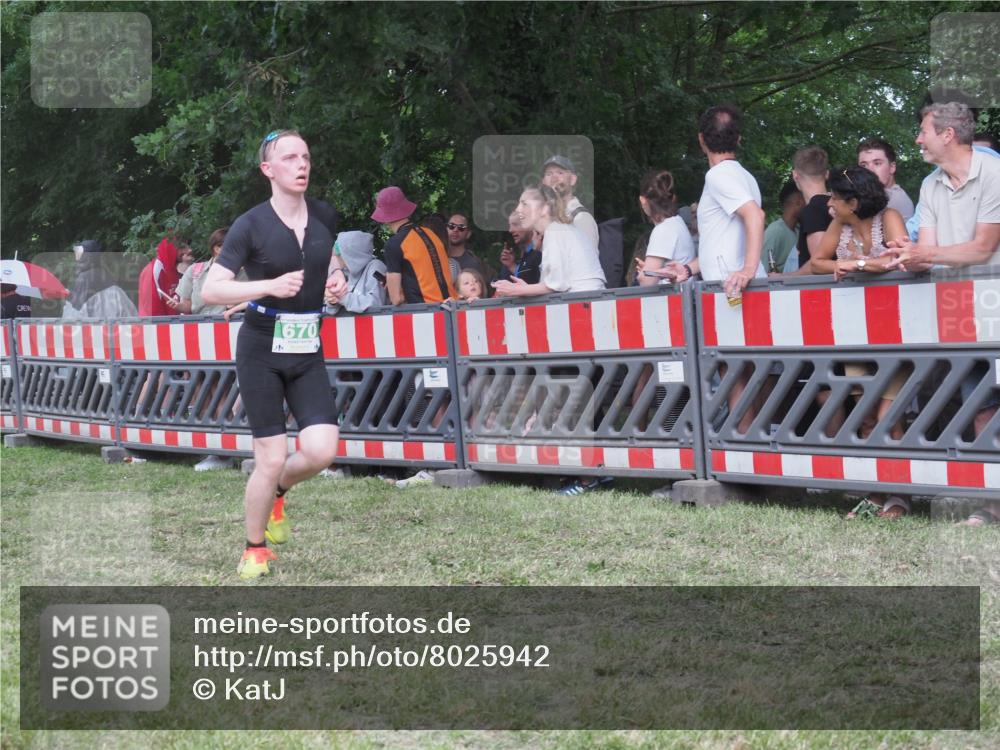 21.06.2025 - 27. Vierlanden-Triathlon KatJ http://msf.ph/oto/8025942 15.06.2025 13:28:30 Ziel 670 meine-sportfotos.de