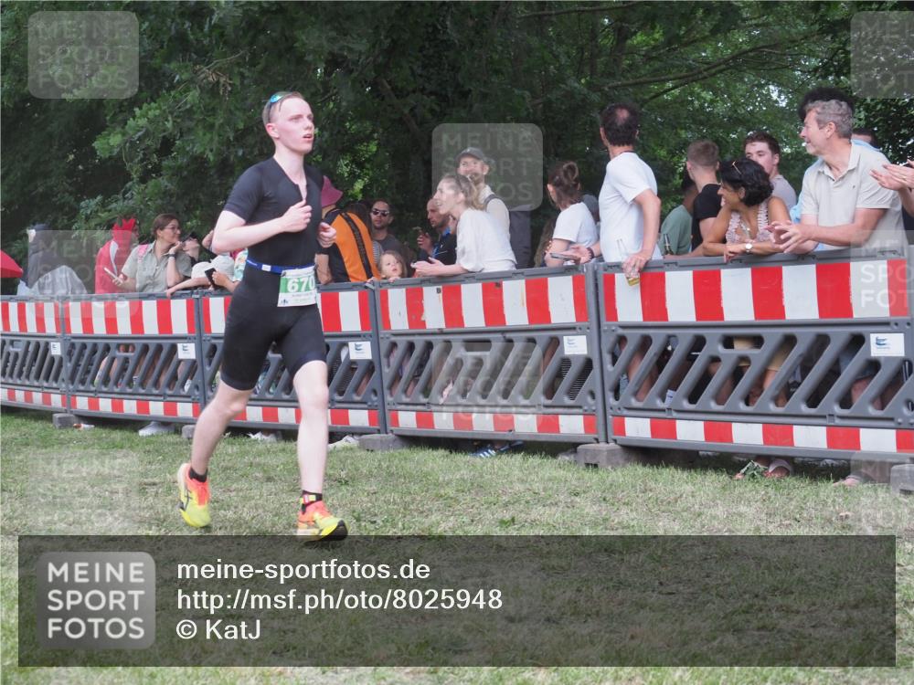 21.06.2025 - 27. Vierlanden-Triathlon KatJ http://msf.ph/oto/8025948 15.06.2025 13:28:30 Ziel 670 meine-sportfotos.de