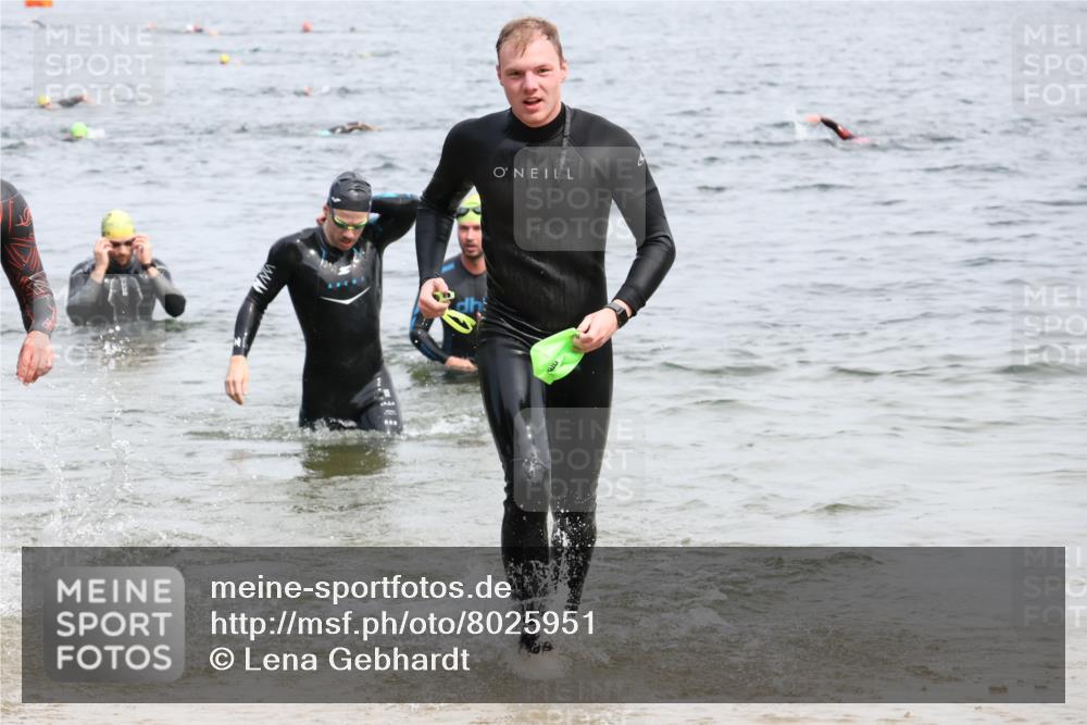 15.06.2025 - 27. Vierlanden-Triathlon Lena Gebhardt http://msf.ph/oto/8025951 15.06.2025 10:57:51 Schwimmen 647, 686, 705, 738, 774 meine-sportfotos.de