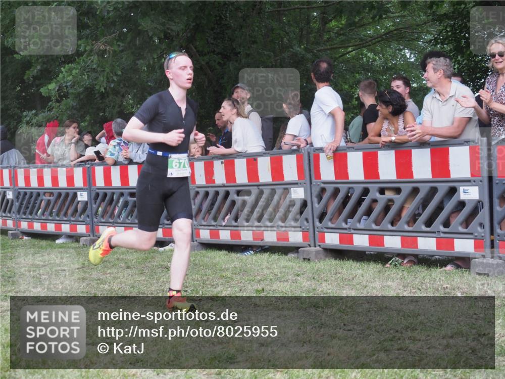 21.06.2025 - 27. Vierlanden-Triathlon KatJ http://msf.ph/oto/8025955 15.06.2025 13:28:30 Ziel 670 meine-sportfotos.de