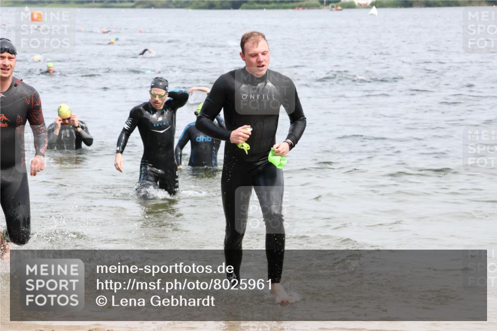 15.06.2025 - 27. Vierlanden-Triathlon Lena Gebhardt http://msf.ph/oto/8025961 15.06.2025 10:57:51 Schwimmen 647, 686, 705, 738, 774 meine-sportfotos.de
