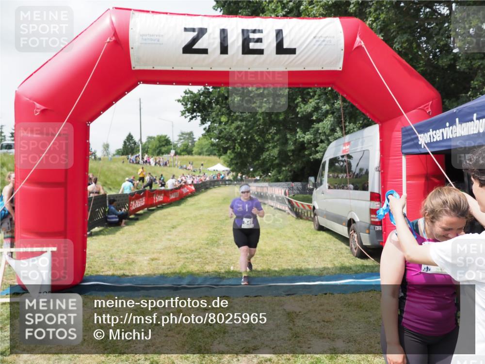 21.06.2025 - 27. Vierlanden-Triathlon MichiJ http://msf.ph/oto/8025965 15.06.2026 11:57:09 Ziel 549, 581 meine-sportfotos.de